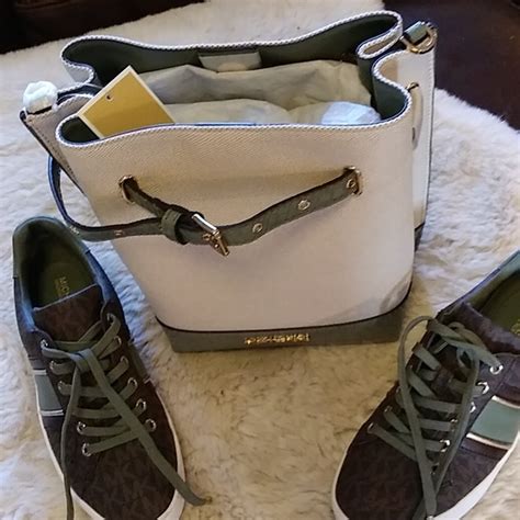 Nwt.Michael Michael kors Amelia army green small bucket bag.